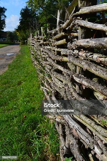 Foto de Tradicional Willow Acácia Esgrima e mais fotos de stock de Cerca - Cerca, Salgueiro, Arte e Artesanato - Assunto