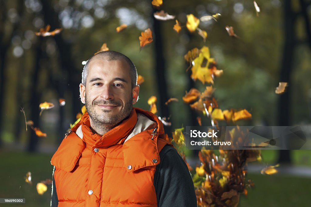 Uśmiechającego się człowieka ejoying na jesień - Zbiór zdjęć royalty-free (30-34 lata)