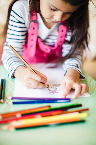 istock Little girl drawing 186590368