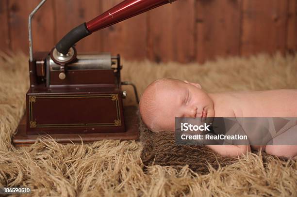 新生児 Phonograph 寝室に隣接 - 1人のストックフォトや画像を多数ご用意 - 1人, It's A Boy, カラー画像