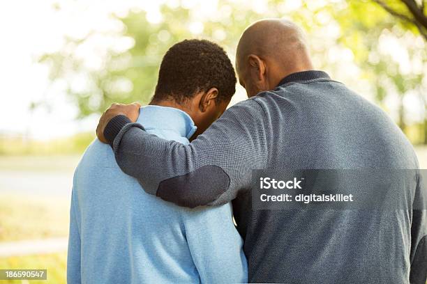 Vater Und Sohn Stockfoto und mehr Bilder von Teenager-Alter - Teenager-Alter, Umarmen, Eltern