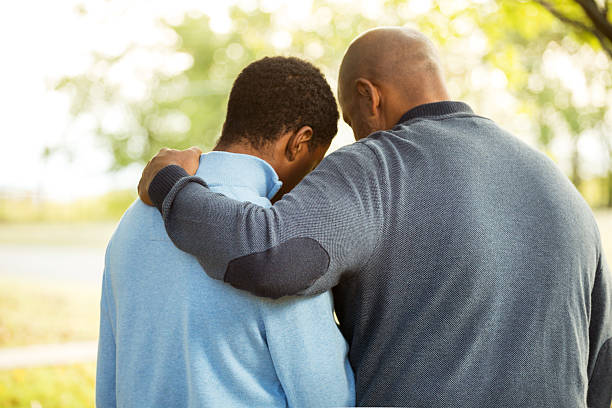 padre e hijo - sadness teenager little boys depression fotografías e imágenes de stock