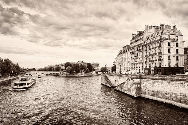 река сена в париже с приспущенными плечами и иль-сент-луис - 19th century style urban scene horizontal sepia toned стоковые фото и изображения