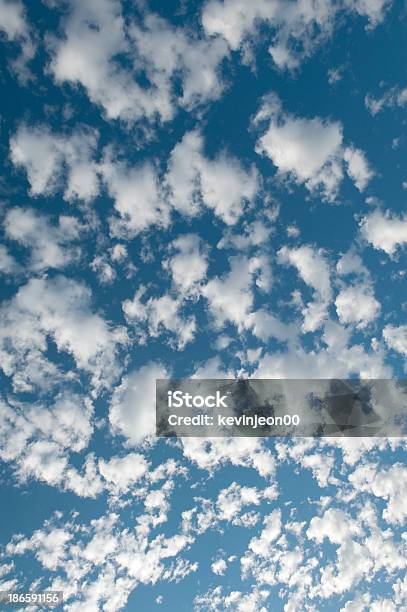 Foto de Céu Azul E Nuvens e mais fotos de stock de Azul - Azul, Branco, Cena de tranquilidade