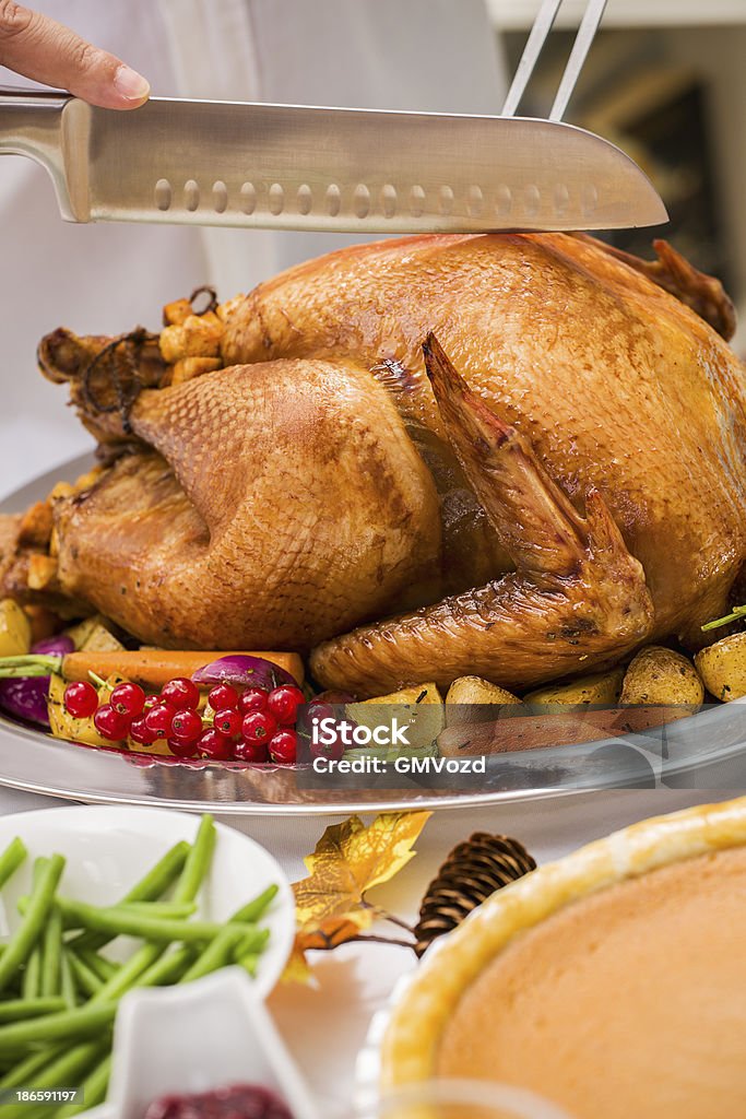 Jovem Pai entalhe thanksgiving a Turquia para a sua família - Royalty-free Arranjo Foto de stock