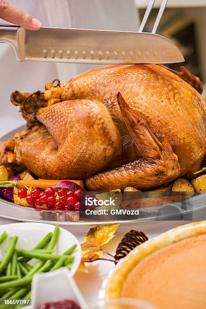 Jovem Pai Entalhe Thanksgiving A Turquia Para A Sua Família - Fotografias de stock e mais imagens de Arranjo