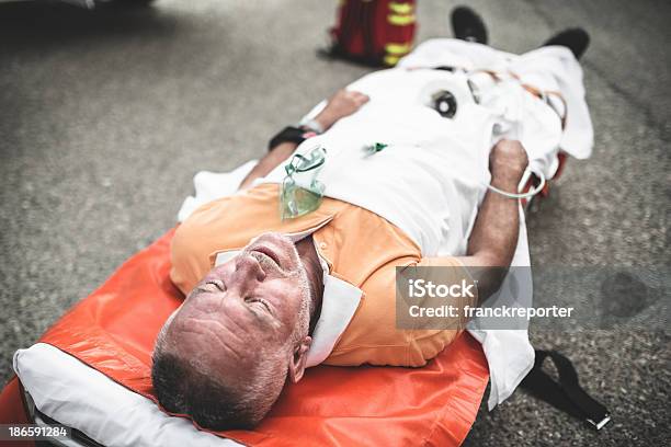 Verletzten Mann Auf Dem Stretcher Stockfoto und mehr Bilder von Alter Erwachsener - Alter Erwachsener, Asphalt, Autounfall