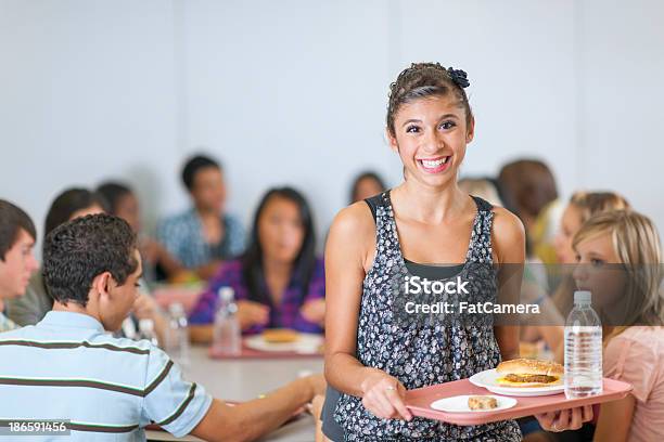 High School Cafeteria Foto de stock y más banco de imágenes de Comedor - Edificio de hostelería - Comedor - Edificio de hostelería, Comida escolar, Comienzo del año escolar