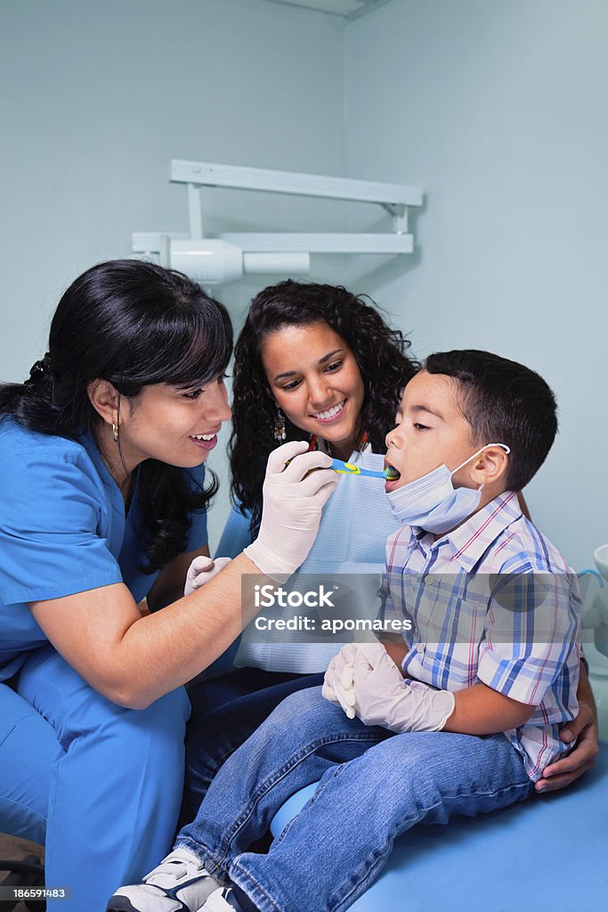 歯科医指導歯ブラシを使用して子供の患者 - アクセスしやすいのロイヤリティフリーストックフォト