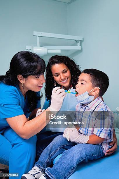 歯科医指導歯ブラシを使用して子供の患者 - アクセスしやすいのストックフォトや画像を多数ご用意 - アクセスしやすい, クローズアップ, コントロール