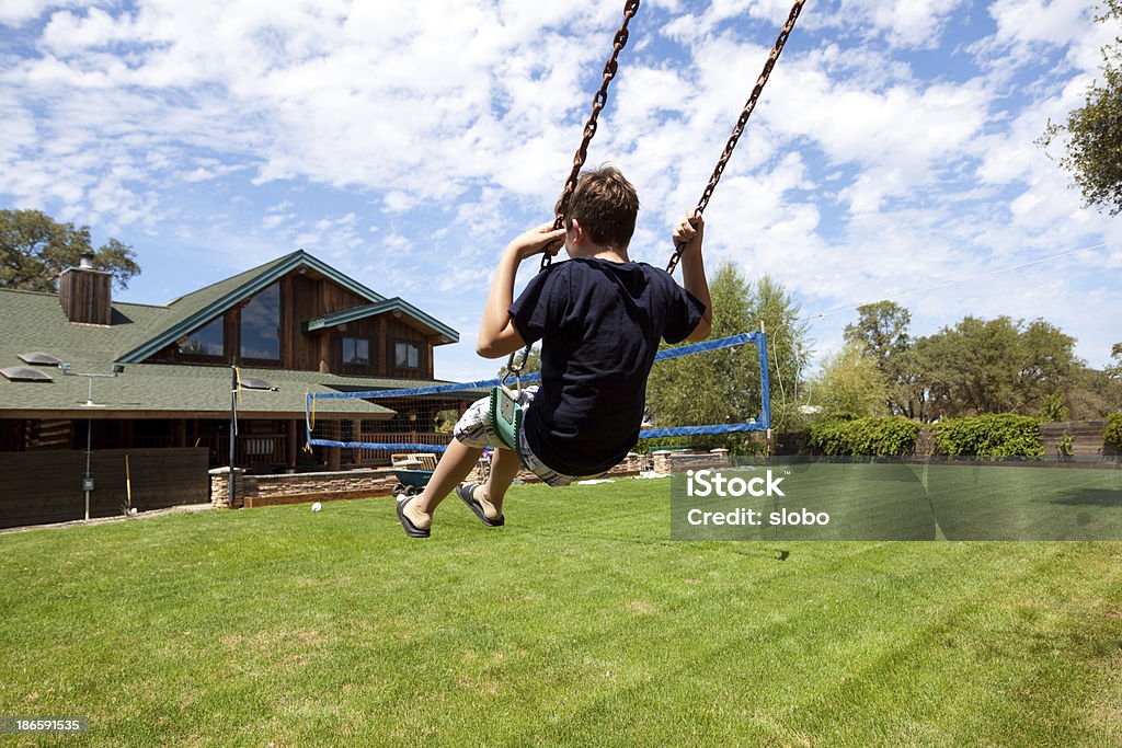 Swing em um quintal - Foto de stock de Casa royalty-free