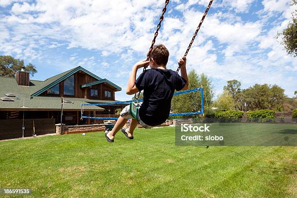 Foto de Swing Em Um Quintal e mais fotos de stock de Casa - Casa, Na Frente De, Pequeno