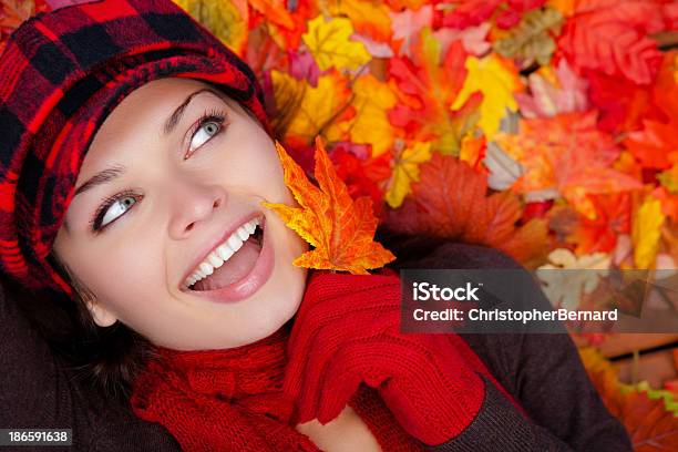 Szczęśliwa Młoda Kobieta Leżący Na Jesień Liście - zdjęcia stockowe i więcej obrazów 20-24 lata - 20-24 lata, Beztroski, Brązowy
