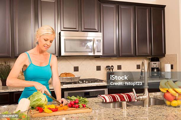 Cibo Donna Prepara Insalata Fresca In Casa Cucina - Fotografie stock e altre immagini di Adulto