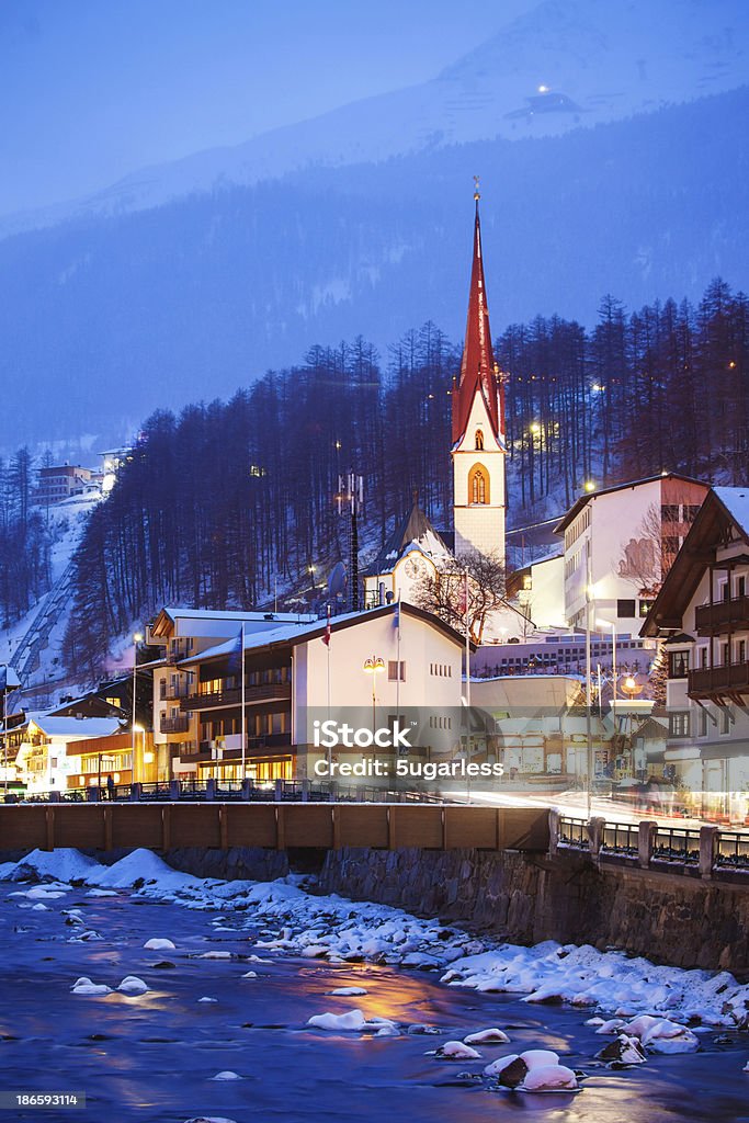 Noite na cidade austríaca, Alpes - Royalty-free Solden Foto de stock