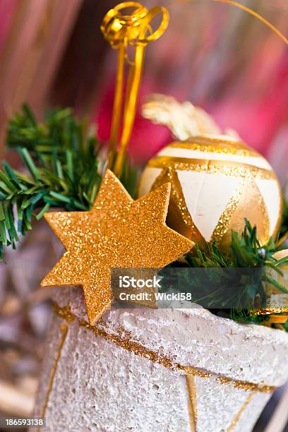 Foto de Decoração De Natal Golden Star e mais fotos de stock de Ano novo - Ano novo, Arte e Artesanato - Assunto, Bola de Árvore de Natal
