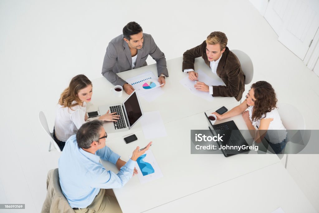 Reunión de negocios en la mesa de conferencias - Foto de stock de 20 a 29 años libre de derechos