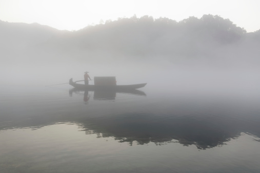 fishermen in the fog preparing to fishing.http://img13.poco.cn/mypoco/myphoto/20121110/16/4059890320121110163716098.jpg