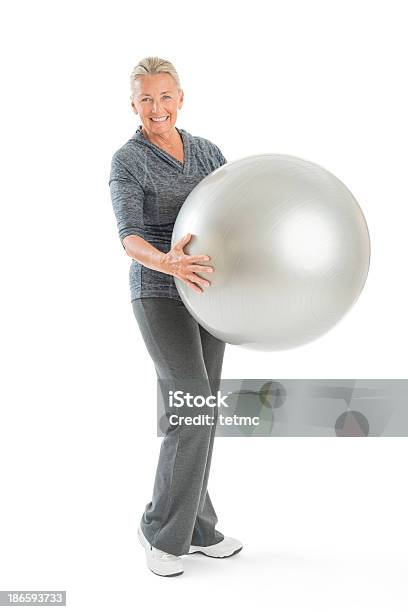 Mulher Idosa Segurando Bola De Exercício - Fotografias de stock e mais imagens de Exercitar - Exercitar, Figura para recortar, Pessoas