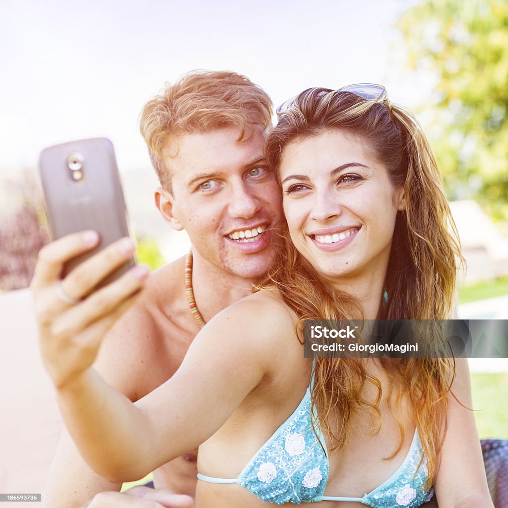 Adolescenti tra 16 e 19 anni godendo le vacanze con Smartphone - Foto stock royalty-free di 16-17 anni