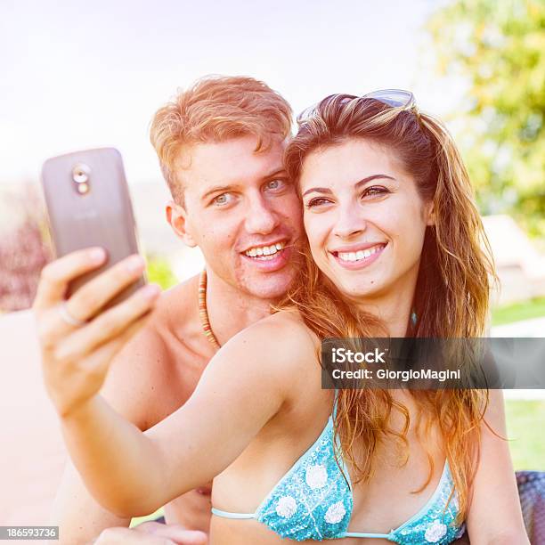Adolescenti Tra 16 E 19 Anni Godendo Le Vacanze Con Smartphone - Fotografie stock e altre immagini di 16-17 anni