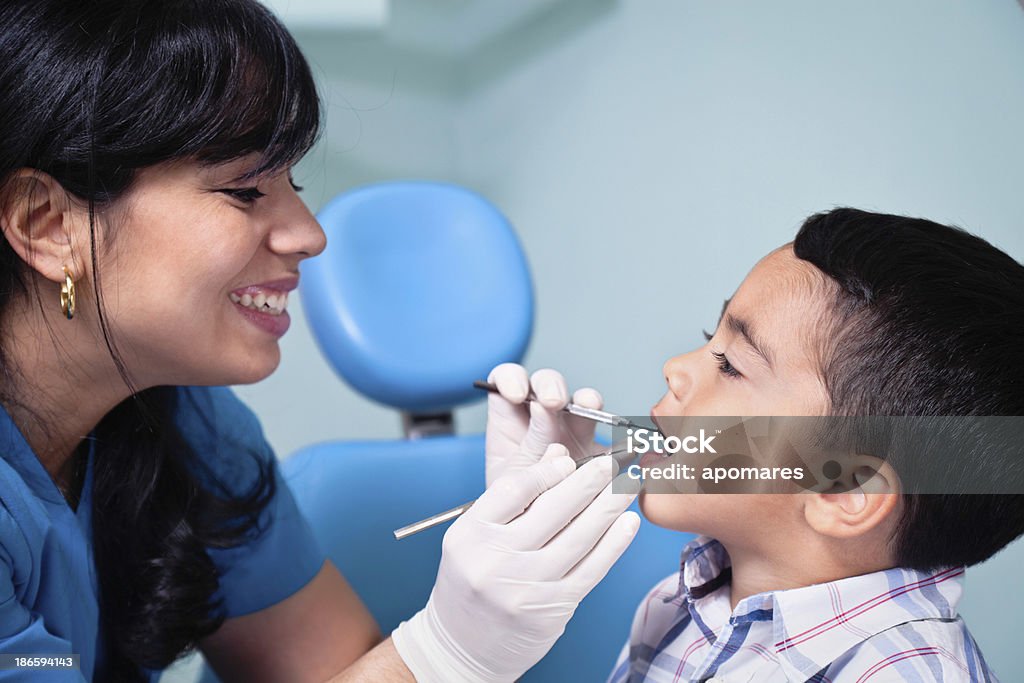 Dentista examinar niño - Foto de stock de Accesibilidad libre de derechos