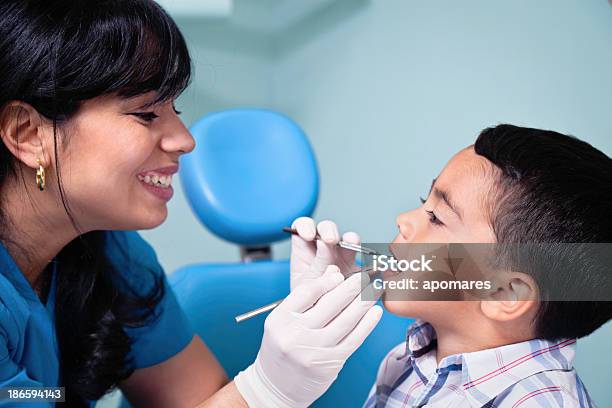 Dentista Examinar Niño Foto de stock y más banco de imágenes de Accesibilidad - Accesibilidad, Adulto, Asistencia sanitaria y medicina