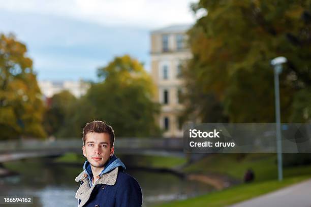 Junger Mann Herbst Portrait Stockfoto und mehr Bilder von Ahorn - Ahorn, Blatt - Pflanzenbestandteile, Blick in die Kamera