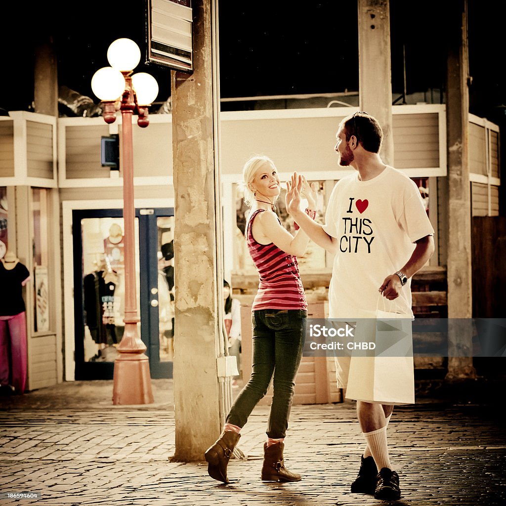 Romance na rua. - Foto de stock de Acenar royalty-free