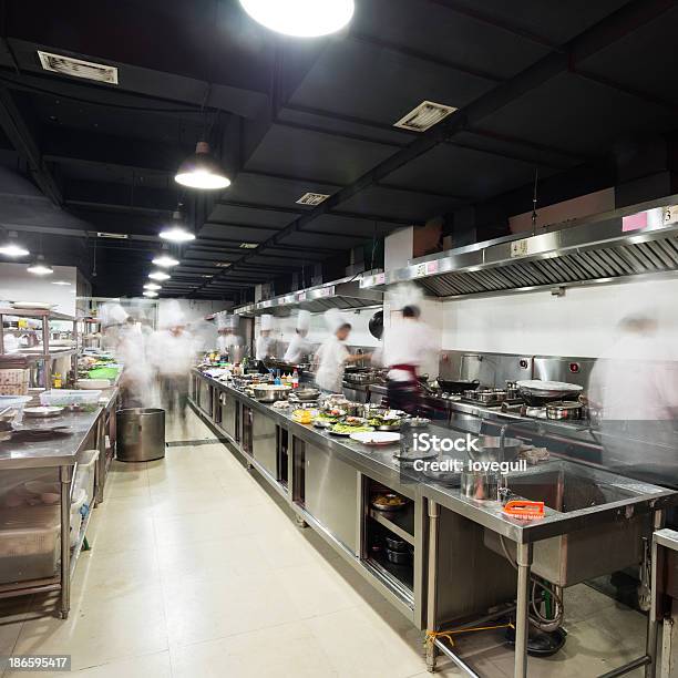 Foto de Interior De Cozinha De Um Restaurante e mais fotos de stock de Cozinha comercial - Cozinha comercial, Lotado, Ocupado