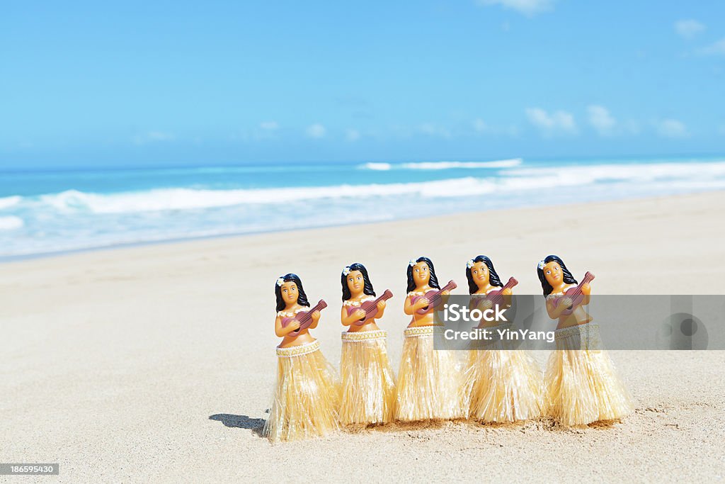 Hawaiian Danseuse de Hula danse sur la plage - Photo de Poupée mécanique libre de droits