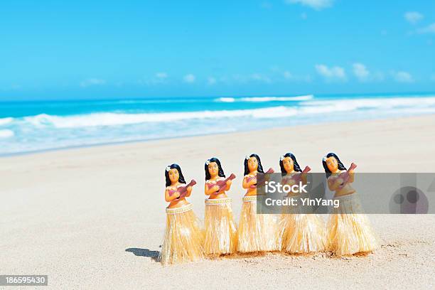 Dançarino De Hula Dança Havaiana Na Praia - Fotografias de stock e mais imagens de Boneco de Cabeça Oscilante - Boneco de Cabeça Oscilante, Dançarino de Hula, Havai