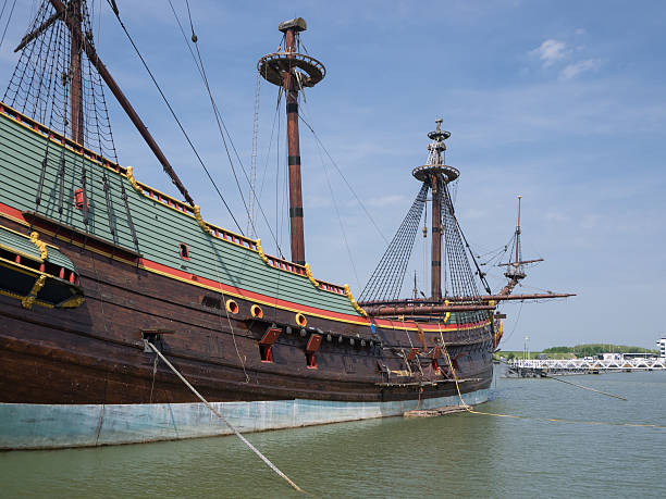 batavia histórico tall ship - nautical vessel wood sailing ship repairing - fotografias e filmes do acervo