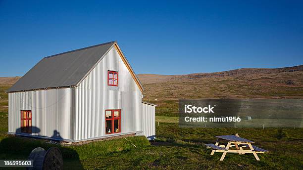 Foto de Tradicional Casa Na Islândia e mais fotos de stock de Aldeia - Aldeia, Arquitetura, Casa