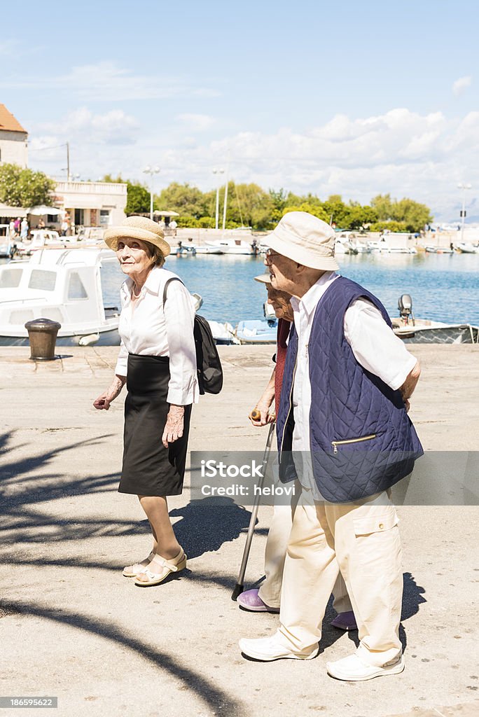 Seniors caminar - Foto de stock de 80-89 años libre de derechos