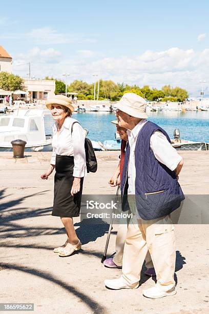 Seniors Caminar Foto de stock y más banco de imágenes de 80-89 años - 80-89 años, Adulto, Agarrados de la mano