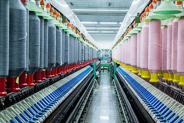 usine textile mill - weaving machine photos et images de collection