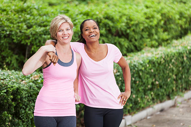 성숙한 여자대표 in pink 워크아웃용 의류에는 - breast cancer walk 뉴스 사진 이미지