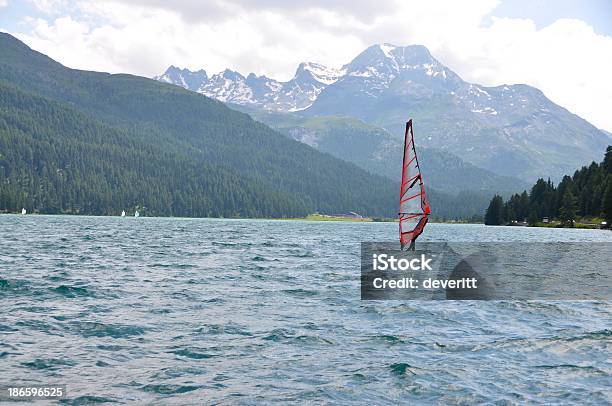 Vela No Lago De Silvaplana Suíça - Fotografias de stock e mais imagens de Adulto - Adulto, Alpes Europeus, Alpes suíços