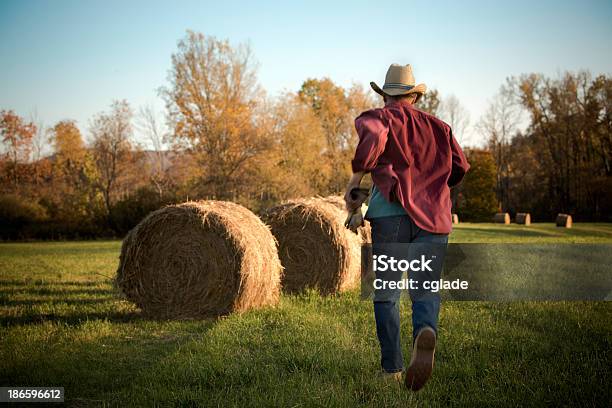 Fattoria Di Emergenza - Fotografie stock e altre immagini di Agricoltore - Agricoltore, Correre, Balla di fieno