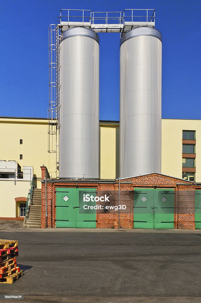 silos en la fábrica de acero - Foto de stock de Acero libre de derechos