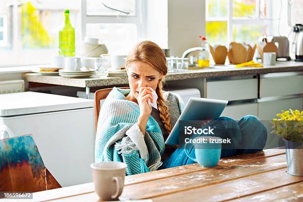 Плохо Женщина — стоковые фотографии и другие картинки Простуда и грипп - Простуда и грипп, Планшетный компьютер, Чихать