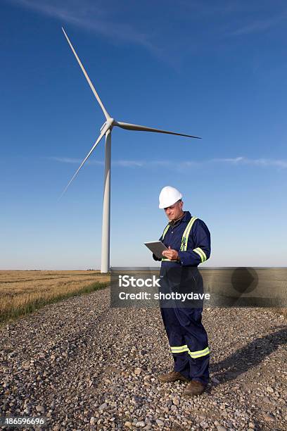 Wind Farm Worker Stockfoto und mehr Bilder von Arbeiter - Arbeiter, Ausrüstung und Geräte, Bauarbeiterhelm