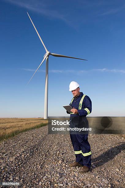 Foto de Vento Trabalhador Rural e mais fotos de stock de Ambientalista - Ambientalista, Artigo de vestuário para cabeça, Capacete - Equipamento