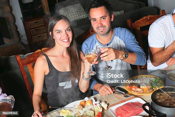 Fondueabendessen Lächelndes Paar Social Stockfoto und mehr Bilder von Erwachsene Person - Erwachsene Person, Fondue, Fotografie