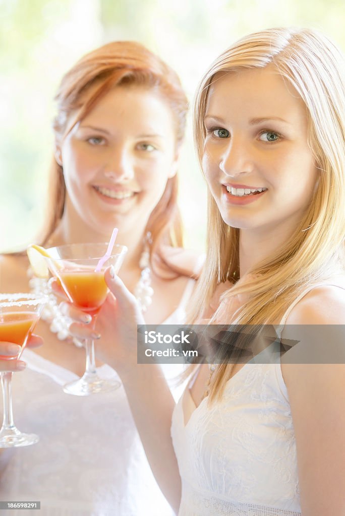 젊은 여성을 칵테일 파티 Toasting, 소프트 드링크 - ��로열티 프리 18-19세 스톡 사진