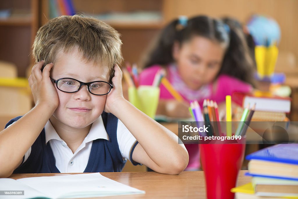 Schoolchildren w klasie w szkole - Zbiór zdjęć royalty-free (Biurko)