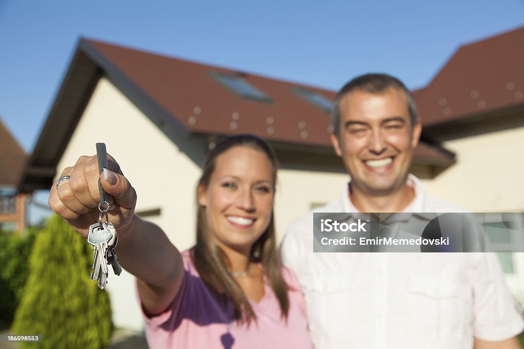 Paar mit Schlüssel der neuen Heimat - Lizenzfrei Ausverkauf Stock-Foto