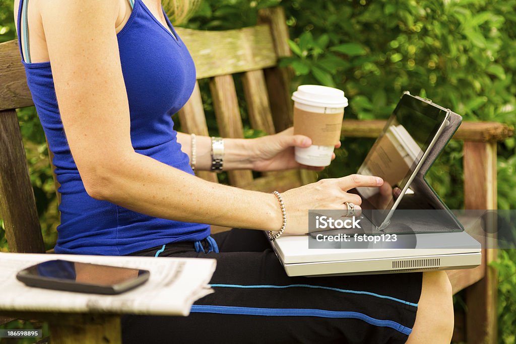 Technologie: Frau mit digitalen tablet im park.  Holding Kaffee Tasse. - Lizenzfrei Arbeiten Stock-Foto