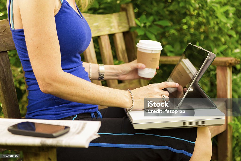 Tecnologia: Mulher usa tablet digital no parque.  Segurar copo de café. - Royalty-free 30-39 Anos Foto de stock